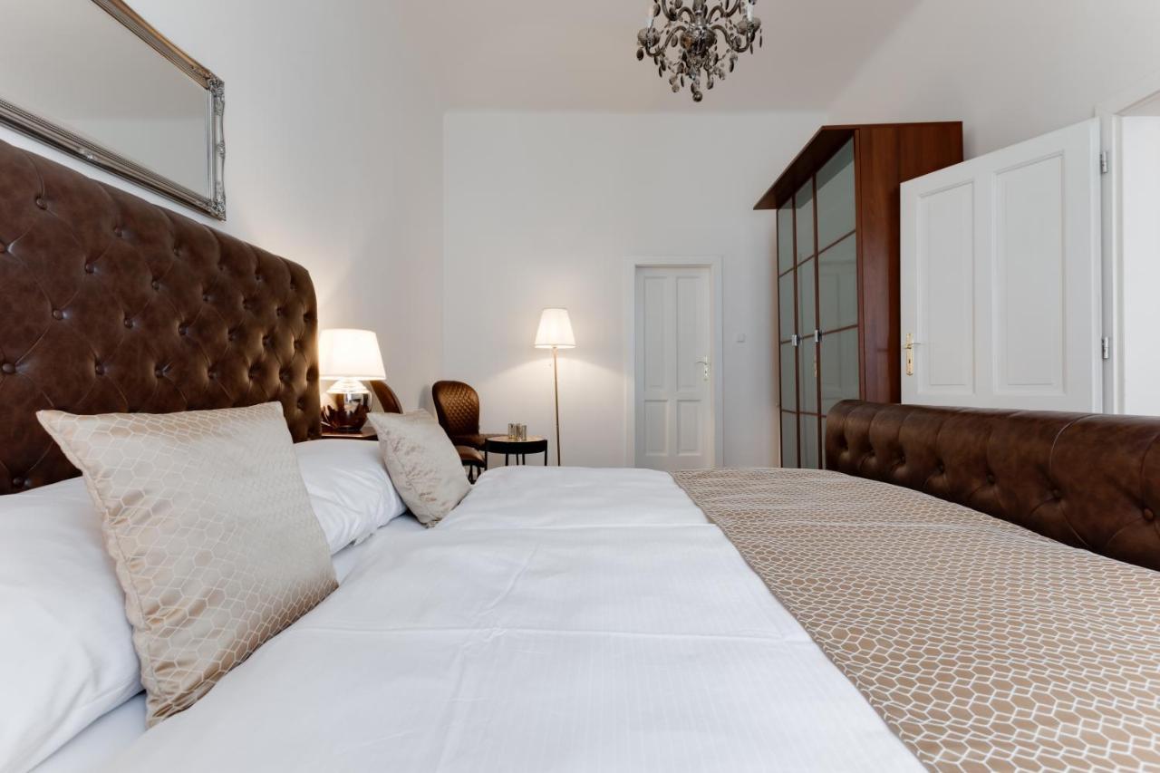 Luxury Riverside Apartments In The Center Of Praha Bagian luar foto