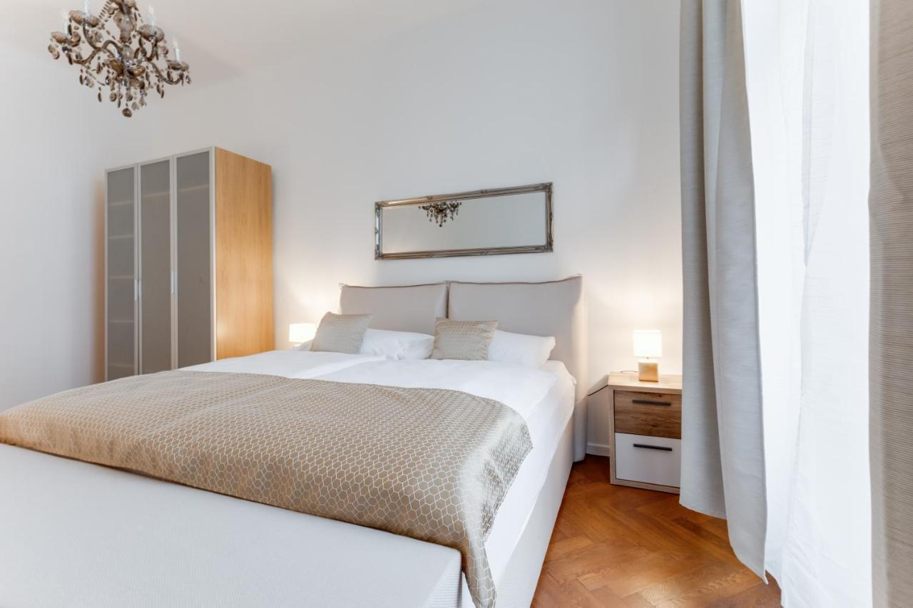 Luxury Riverside Apartments In The Center Of Praha Bagian luar foto