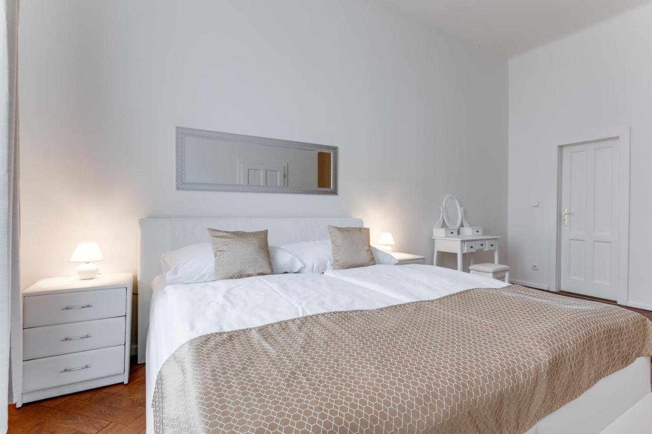 Luxury Riverside Apartments In The Center Of Praha Bagian luar foto