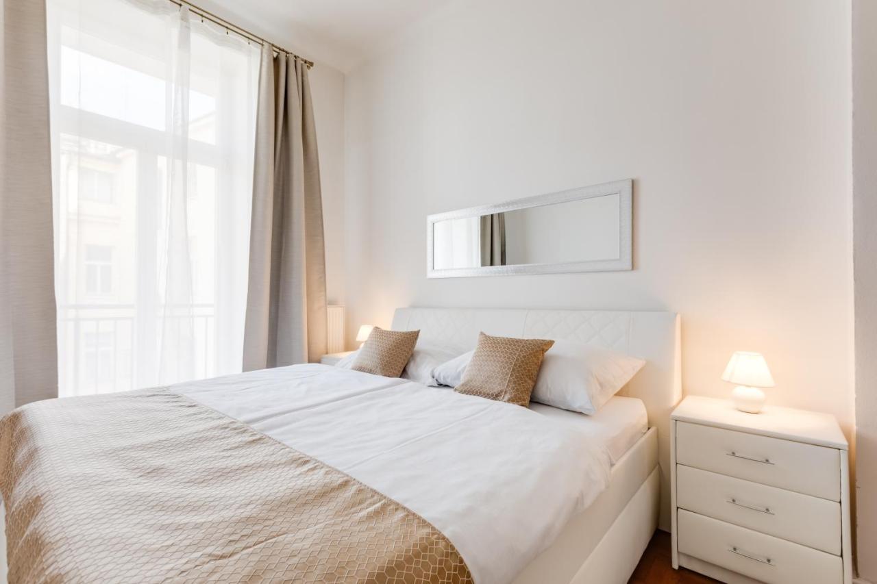 Luxury Riverside Apartments In The Center Of Praha Bagian luar foto