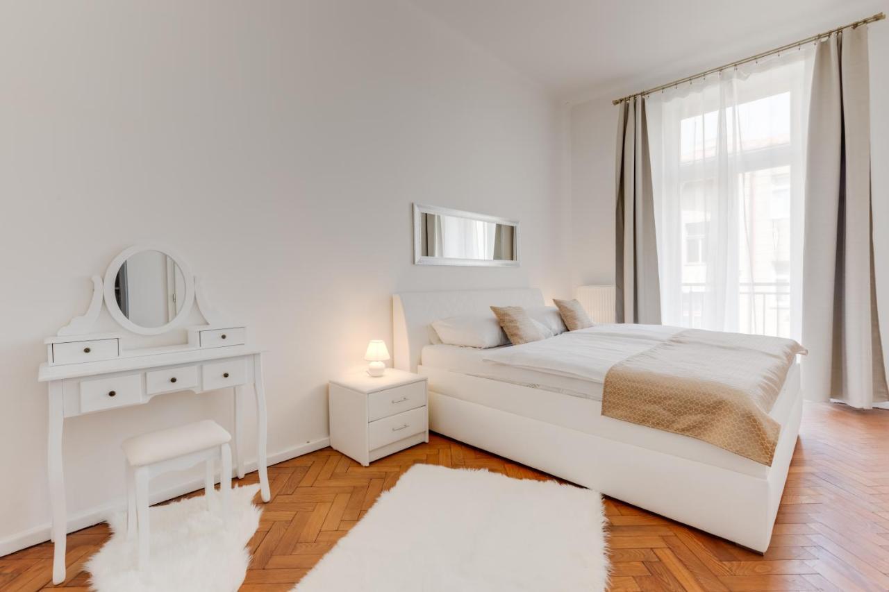 Luxury Riverside Apartments In The Center Of Praha Bagian luar foto