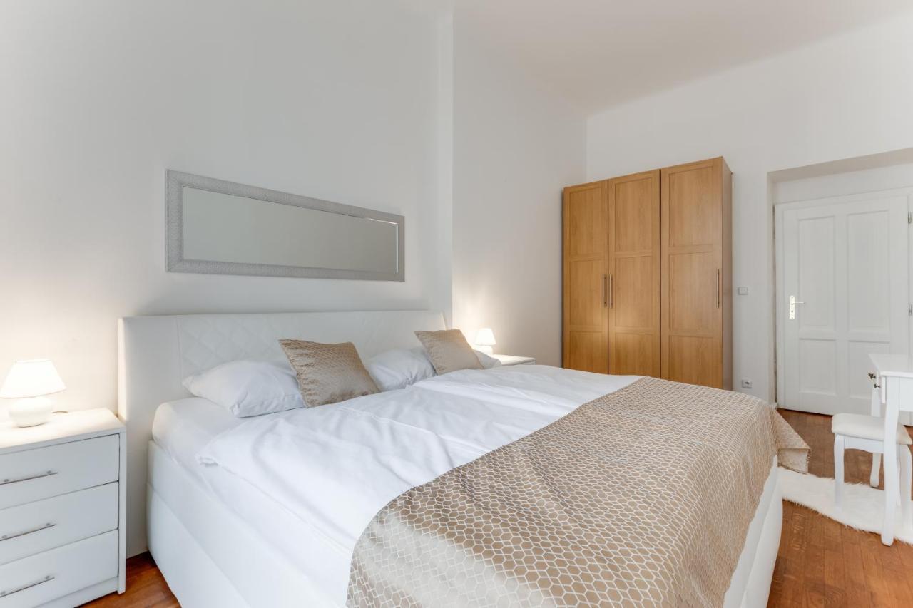 Luxury Riverside Apartments In The Center Of Praha Bagian luar foto