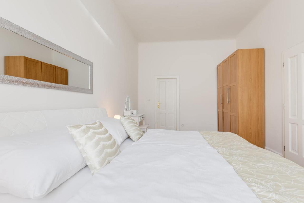 Luxury Riverside Apartments In The Center Of Praha Bagian luar foto
