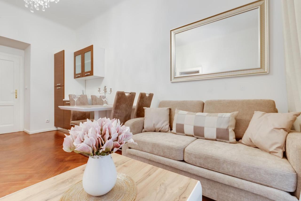 Luxury Riverside Apartments In The Center Of Praha Bagian luar foto