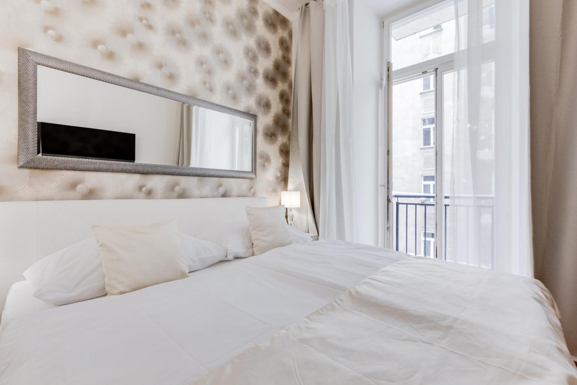 Luxury Riverside Apartments In The Center Of Praha Bagian luar foto